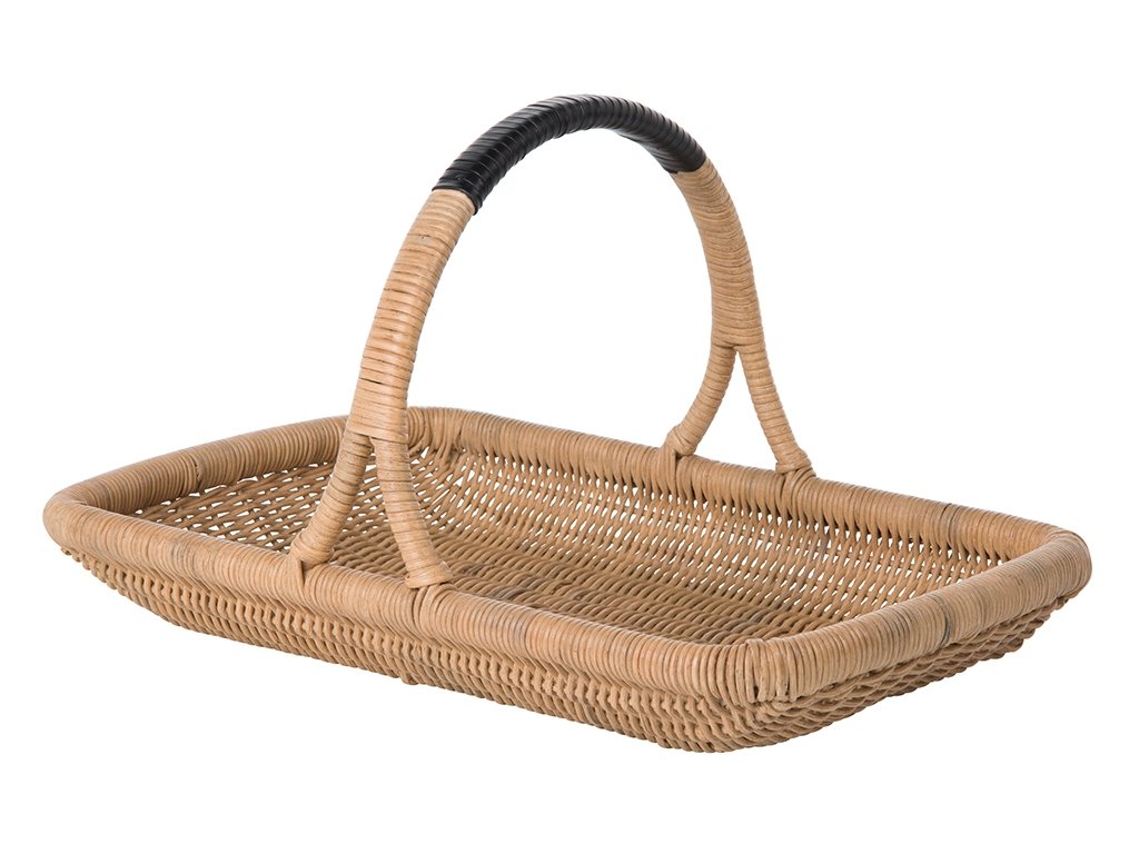 Round wicker basket with lid in natural colour. Picnic basket